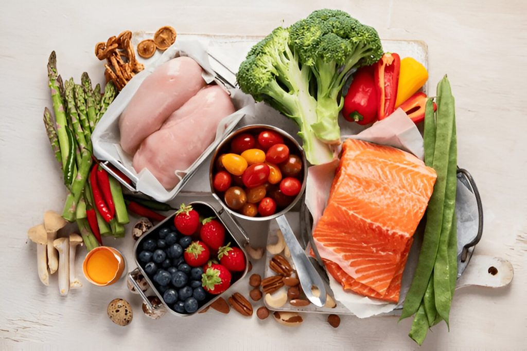 Makanan diet ketogenik. Produk rendah karbohidrat yang sehat. Konsep diet keto. Sayuran, ikan, daging, kacang-kacangan, biji-bijian, beri, keju (shutterstock.com)