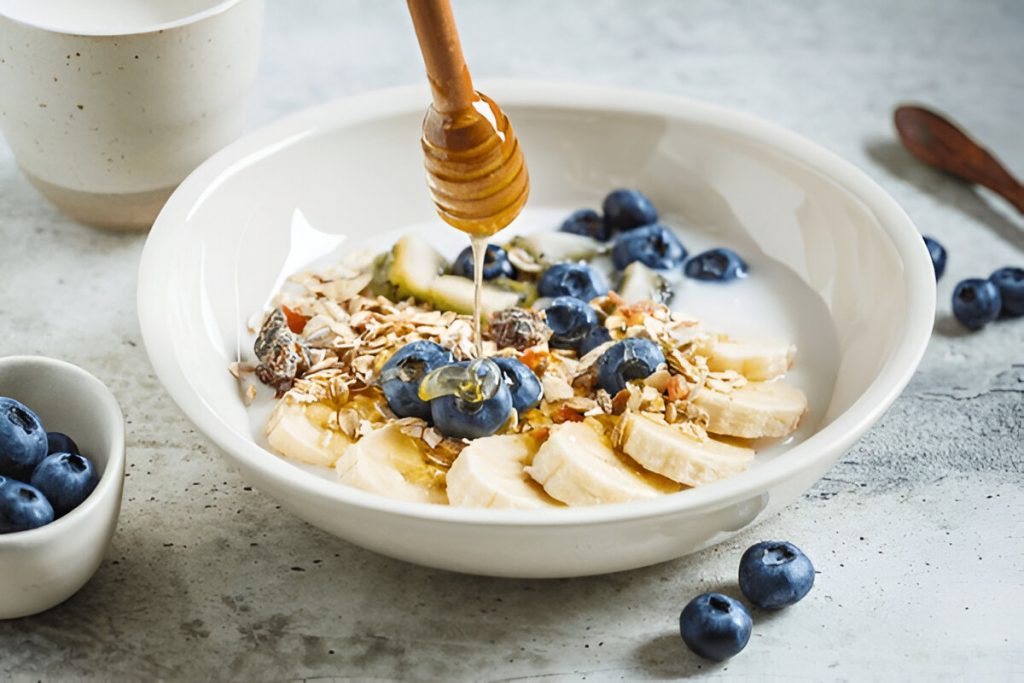 Muesli dengan yoghurt, buah dan madu (shutterstock.com)
