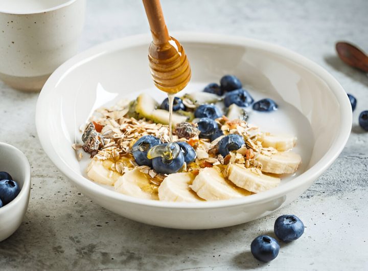 Muesli dengan yoghurt, buah dan madu (shutterstock.com)