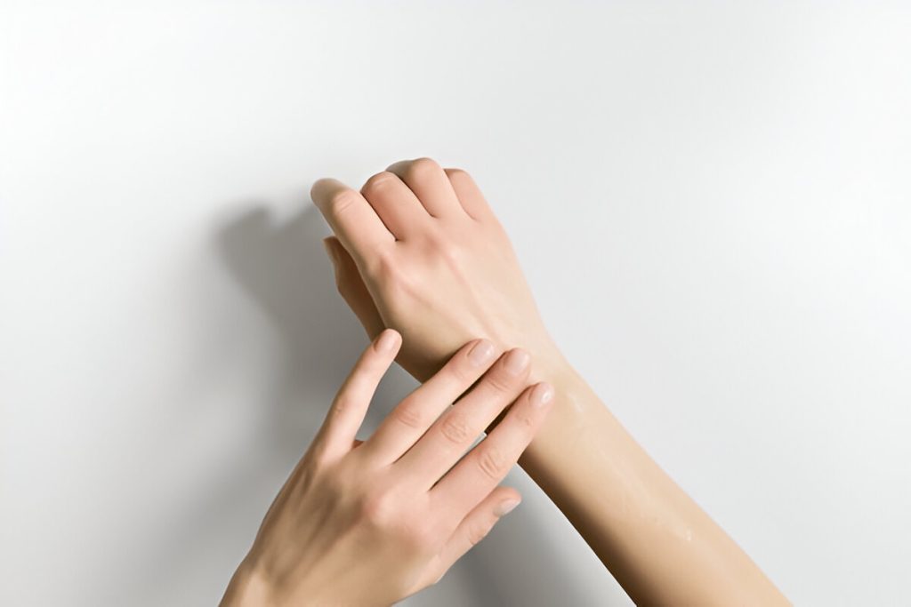 Seorang wanita mengoleskan krim kosmetik ke tangannya (shutterstock.com)