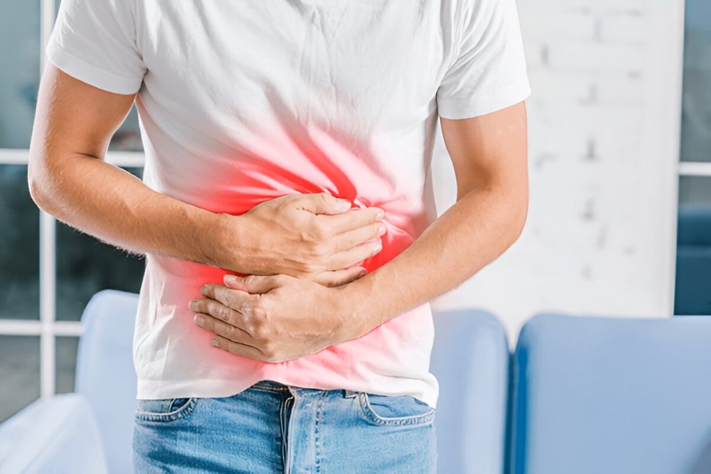 Pria memegang perut karena sakit perut dan terbakar (shutterstock.com)