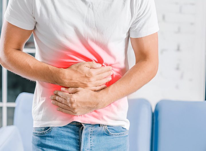 Pria memegang perut karena sakit perut dan terbakar (shutterstock.com)