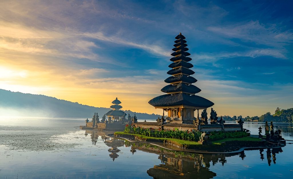 Pura Ulun Danu Beratan di tepi Danau Bratan, Bali (shutterstock.com)
