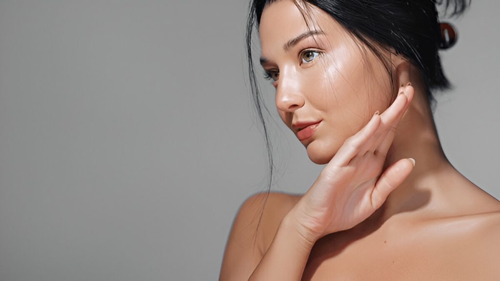 Potret wanita muda yang memukau dari samping dengan kulit sehat berseri dalam cahaya alami yang lembut. Ideal untuk promosi kecantikan, perawatan kulit, dan kosmetik, dengan fokus pada keanggunan dan cahaya (shutterstock.com)