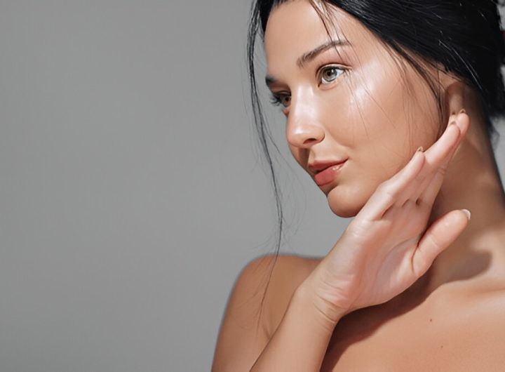 Potret wanita muda yang memukau dari samping dengan kulit sehat berseri dalam cahaya alami yang lembut. Ideal untuk promosi kecantikan, perawatan kulit, dan kosmetik, dengan fokus pada keanggunan dan cahaya (shutterstock.com)