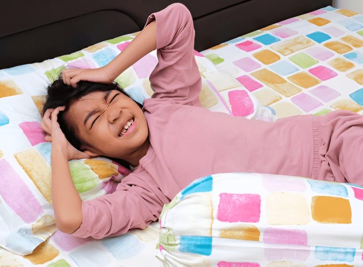 Gadis kecil menunjukkan gerakan kesal saat tidur di tempat tidurnya (shutterstock.com)