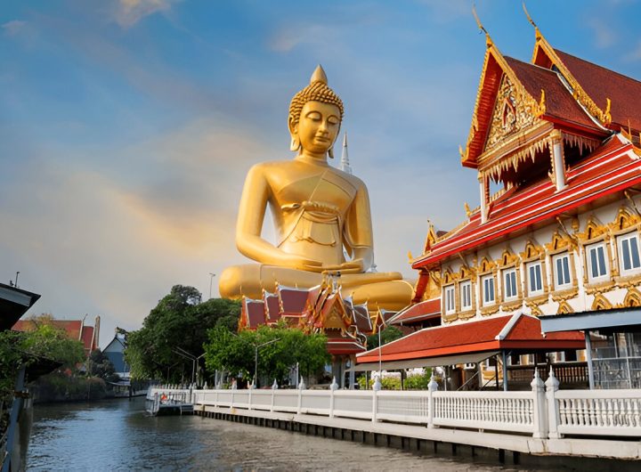 Patung Buddha Duduk Besar (Buddha Dhammakaya Dhepmongkol) di Wat Paknam Phasi Charoen (kuil) di Bangkok, Thailand (shutterstock.com)