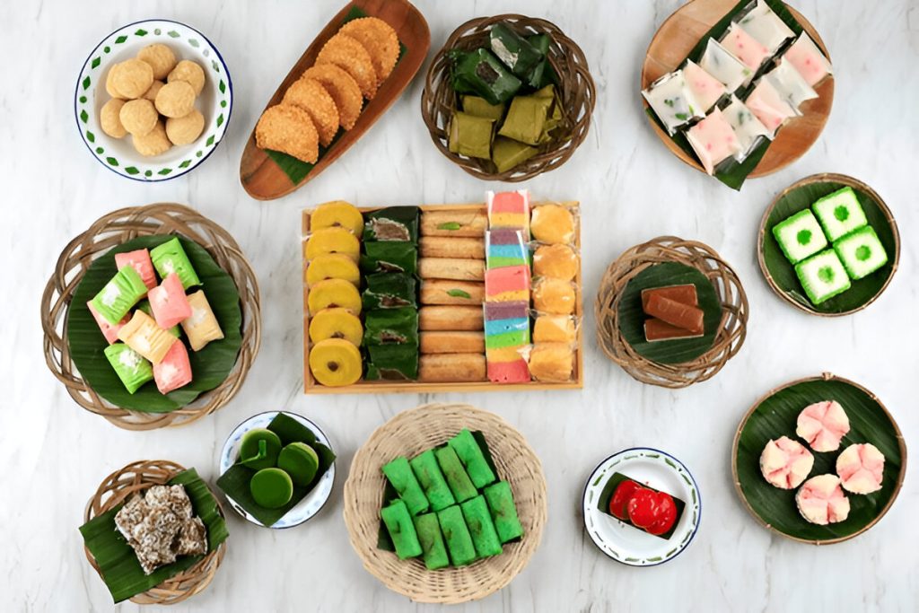 Jajanan Tradisional Khas Indonesia yang Beragam dan Berwarna-warni (shutterstock.com)