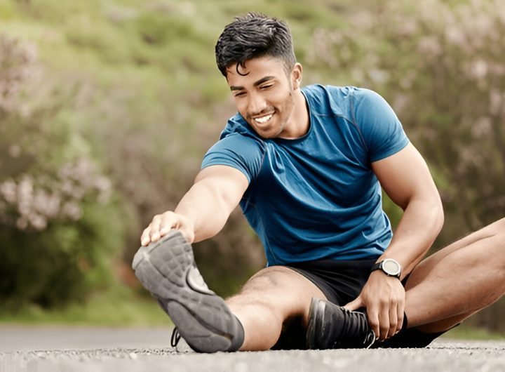 pria dan kaki yang diregangkan untuk kebugaran (shutterstock.com)