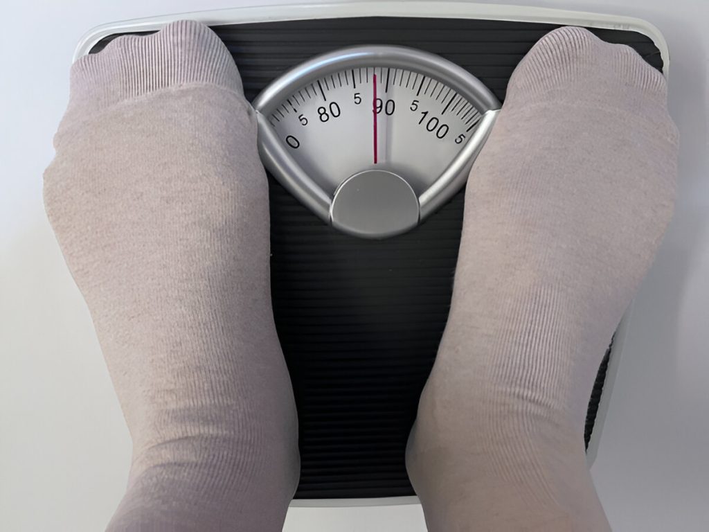 Ilustrasi menimbang badan (shutterstock.com)