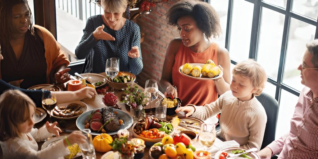 Sekelompok keluarga dan teman merayakan jamuan makan malam di restoran (shutterstock.com)