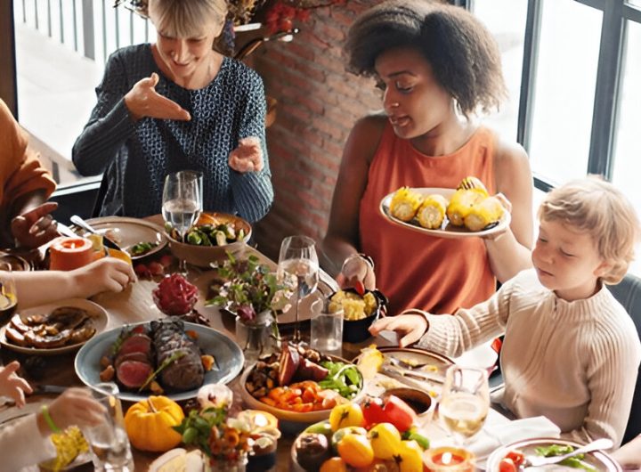 Sekelompok keluarga dan teman merayakan jamuan makan malam di restoran (shutterstock.com)