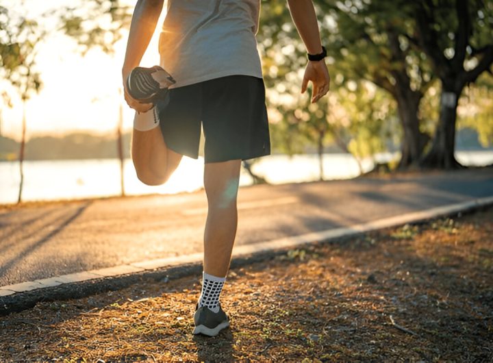 Pelari pria meregangkan kaki dan telapak kaki dan bersiap untuk jogging dan berlari di taman umum di luar ruangan saat matahari terbenam, (shutterstock.com)