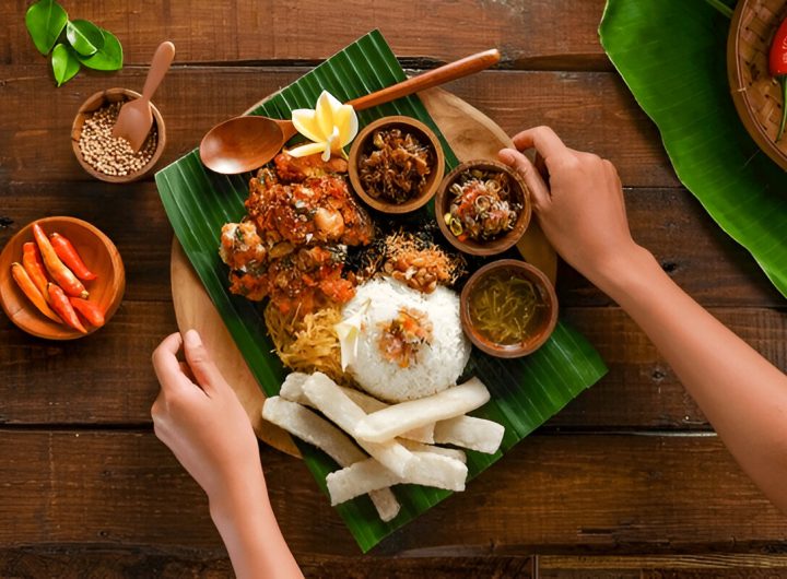 Ayam Geprek dengan cita rasa khas Bali. Disajikan dengan nasi hangat, serundeng, aneka sambal seperti sambal matah dan kerupuk rambak. (shutterstock.com)