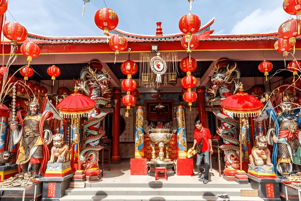 Vihara Dharmayana, kuil Buddha Tionghoa (shutterstock.com)