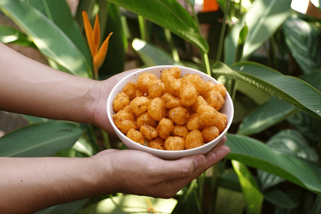 Endog Lewo makanan ringan dari indonesia yang memiliki rasa pedas (shutterstock.com)