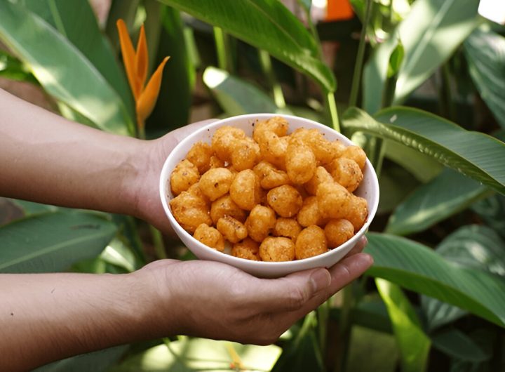 Endog Lewo makanan ringan dari indonesia yang memiliki rasa pedas (shutterstock.com)