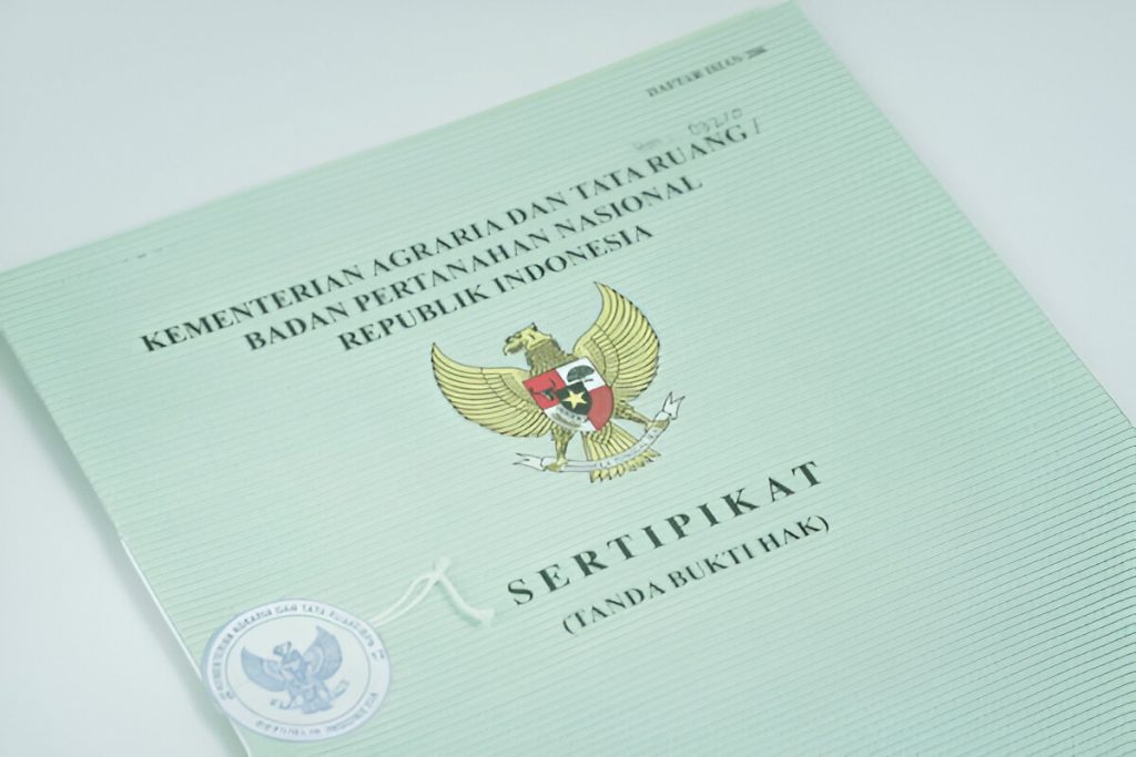 Sampul buku Sertipikat (shutterstock.com)