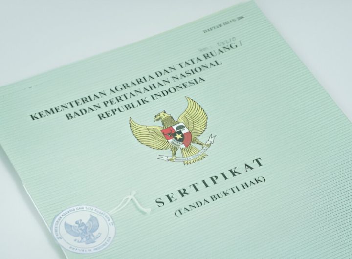 Sampul buku Sertipikat (shutterstock.com)