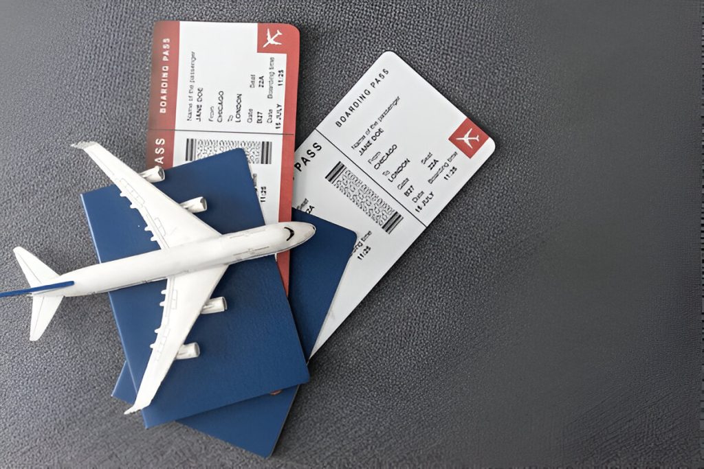 Tiket pesawat, paspor dan pesawat mainan di atas meja (shutterstock.com)