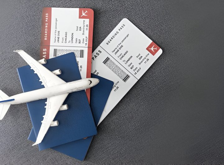 Tiket pesawat, paspor dan pesawat mainan di atas meja (shutterstock.com)