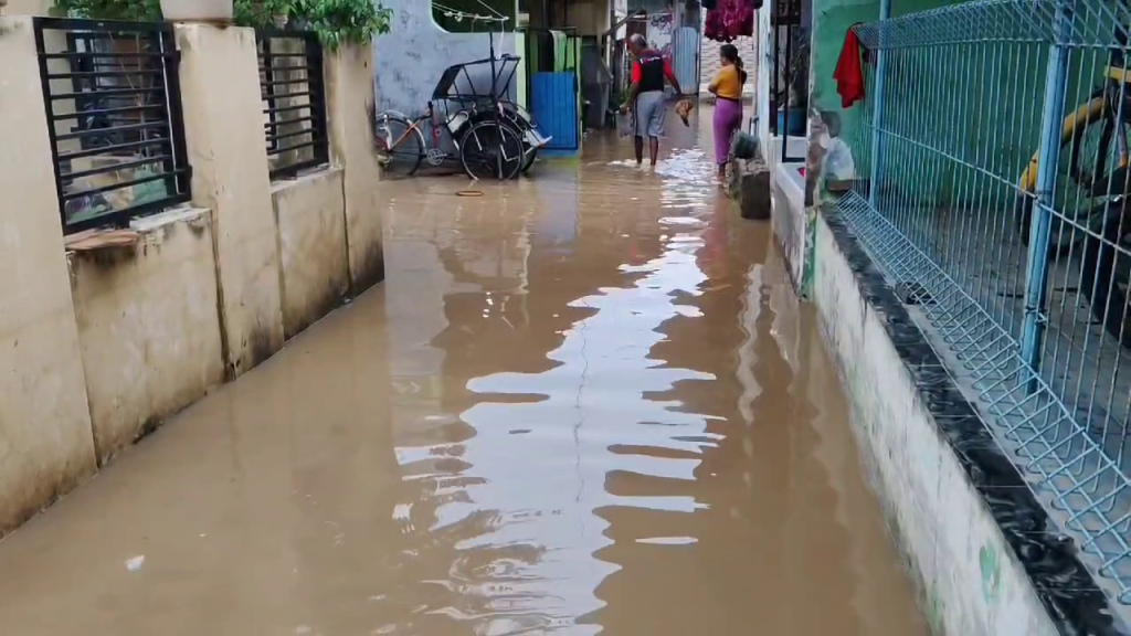 Banjir di Kota Cirebon perlahan mulai surut (Foto : Darfan)