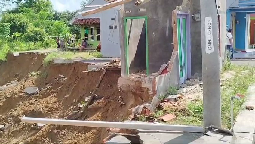 3 rumah terdampak longsor berhasil di evakuasi (Foto ; Darfan)