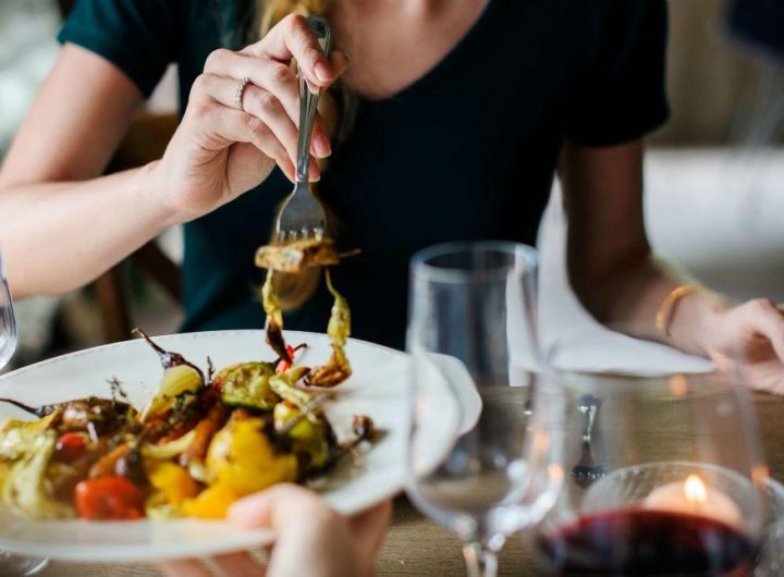 Ilustrasi kebiasaan unik makan di Indonesia (Tangkapan Layar)