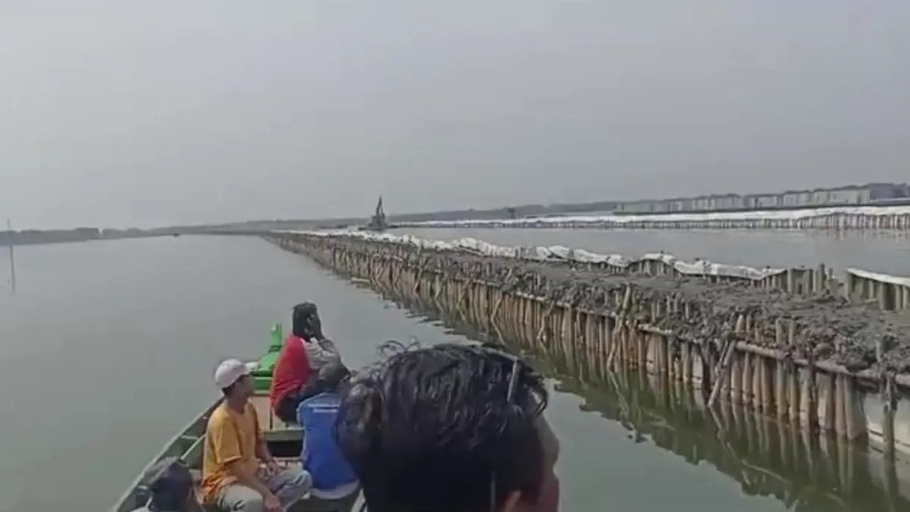 Viral di media sosial mengenai pagar laut. Bukan di Kabupaten Tangerang, kini kedapatan di perairan kawasan Kabupaten Bekasi, Jawa Barat. (Tangkapan Layar)