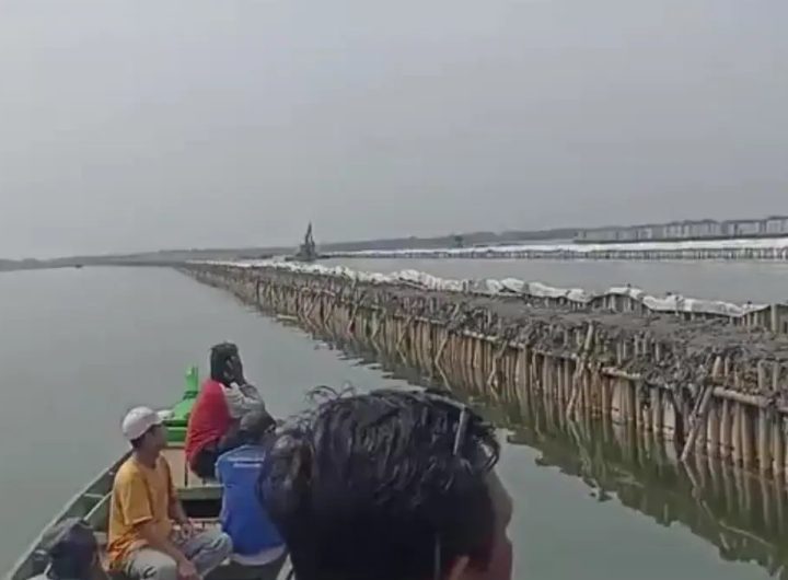 Viral di media sosial mengenai pagar laut. Bukan di Kabupaten Tangerang, kini kedapatan di perairan kawasan Kabupaten Bekasi, Jawa Barat. (Tangkapan Layar)