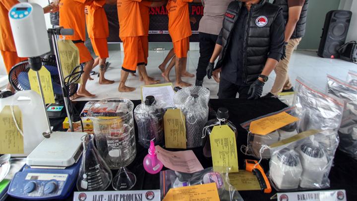 Polisi menata barang bukti kasus laboratorium rahasia (clandestine lab) narkoba saat rilis di Polres Bogor, Kabupaten Bogor, Jawa Barat, Rabu, 19 Juni 2024. Satnarkoba Polres Bogor mengungkap kasus laboratorium rahasia jaringan Jabodetabek di wilayah Tangerang Selatan, Banten yang yang memproduksi narkoba jenis tembakau sintetis dan telah beroperasi selama empat bulan dengan omzet Rp4 miliar serta menangkap delapan tersangka. (Sumber : ANTARA FOTO/Yulius Satria Wijaya)