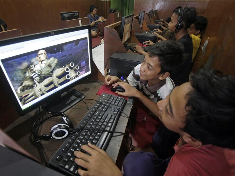 Sejumlah anak sedang bermain game online di warung internet (Warnet) di kawasan Sukmajaya, Depok, Jawa Barat, beberapa waktu lalu. (Tangkapan Layar)