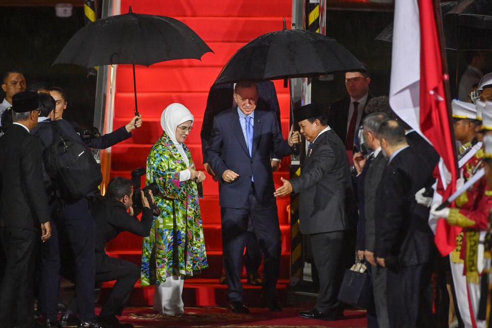 Presiden Prabowo Subianto (kelima kanan) menyambut kedatangan Presiden Turki Recep Tayyip Erdogan (tengah) dan istrinya, Emine Erdogan (kelima kiri) di Pangkalan Udara TNI AU Halim Perdanakusuma, Jakarta, Selasa (11/2/2025). (Sumber : katadata.co.id)