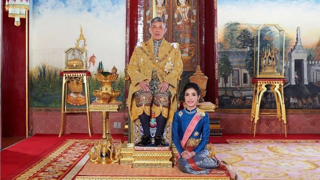 Potret Selir Sineenat dengan Raja Thailand Maha Vajiralongkorn (Sumber : SCMP)