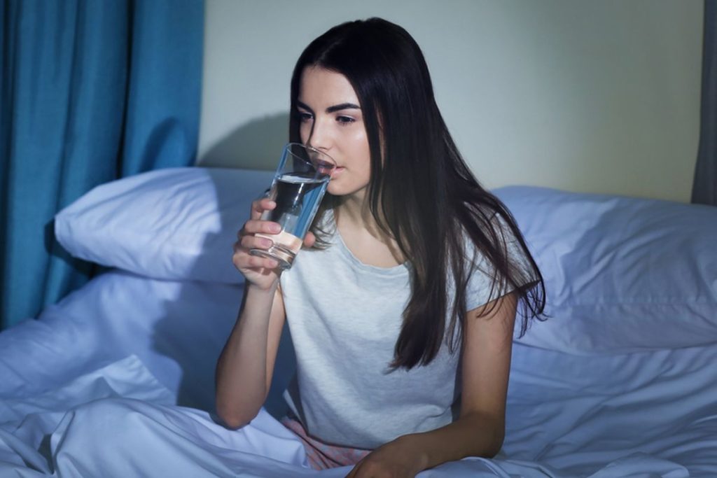 Ilustrasi wanita meminum air sebelum tidur (Tangkapan Layar)