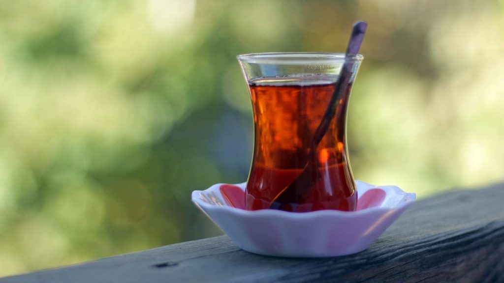 Teh Turki dengan Gelas Berbentuk Bunga Tulip (Tangkapan Layar)