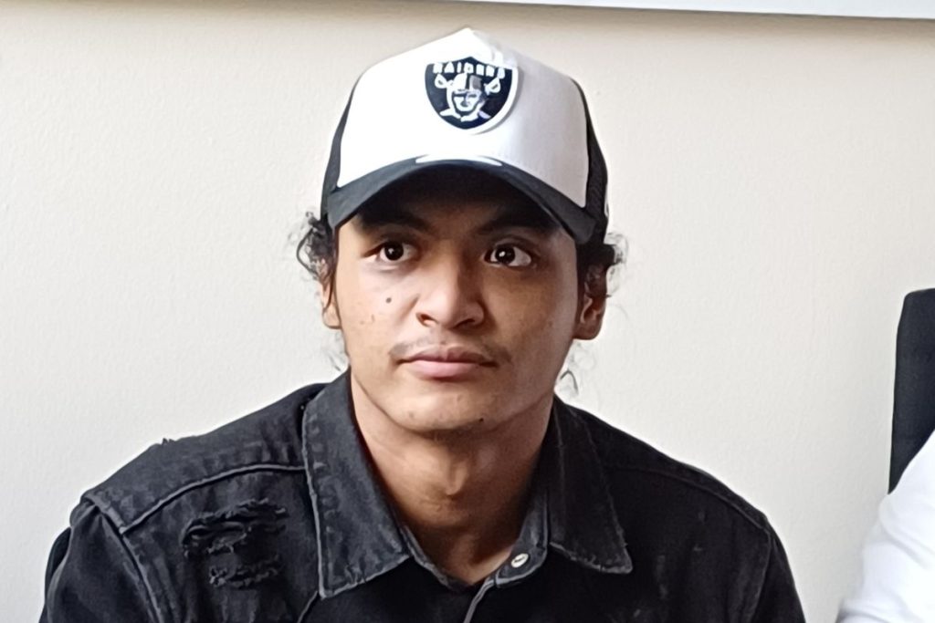 Seleb TikTok Vadel Badjideh saat jumpa pers klarifikasi kasus dugaan menyetubuhi dan mengaborsi anak artis Nikita Mirzani, LM di kantor pengacara Razman Arif Nasution, di Kuningan, Jakarta Selatan, Jumat (20/9/2024).(Sumber : Kompas.com)