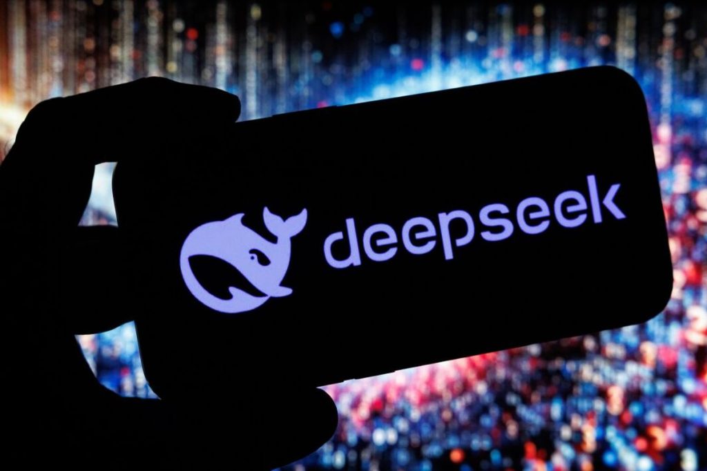 Ilustrasi logo DeepSeek di ponsel. Apa DeepSeek aman dipakai di Indonesia?(Bloomberg)