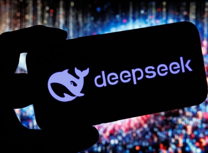 Ilustrasi logo DeepSeek di ponsel. Apa DeepSeek aman dipakai di Indonesia?(Bloomberg)