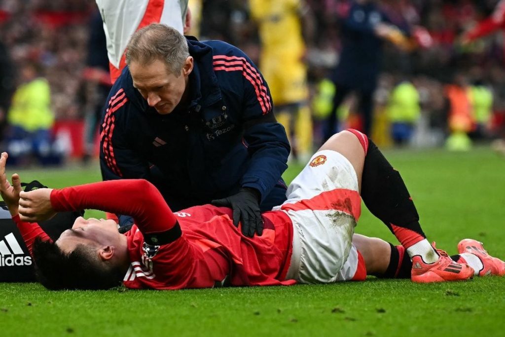 Bek Manchester United, Lisandro Martinez, dilaporkan mengalami cedera ACL serius yang akan membuatnya absen hingga akhir musim 2024-2025.(Sumber : AFP/PAUL ELLIS)