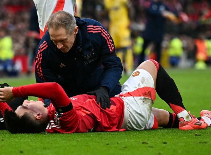 Bek Manchester United, Lisandro Martinez, dilaporkan mengalami cedera ACL serius yang akan membuatnya absen hingga akhir musim 2024-2025.(Sumber : AFP/PAUL ELLIS)