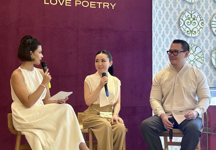 Desainer fesyen Monica Ivena (kiri) san General Manager Frank & co. Rolly Soesanto (kanan) dalam Exclusive Launch of Frank & co. X Monica Ivena: Love Poetry Luxury Collection, di Fairmont Hotel Jakarta Pusat (Tangkapan Layar)