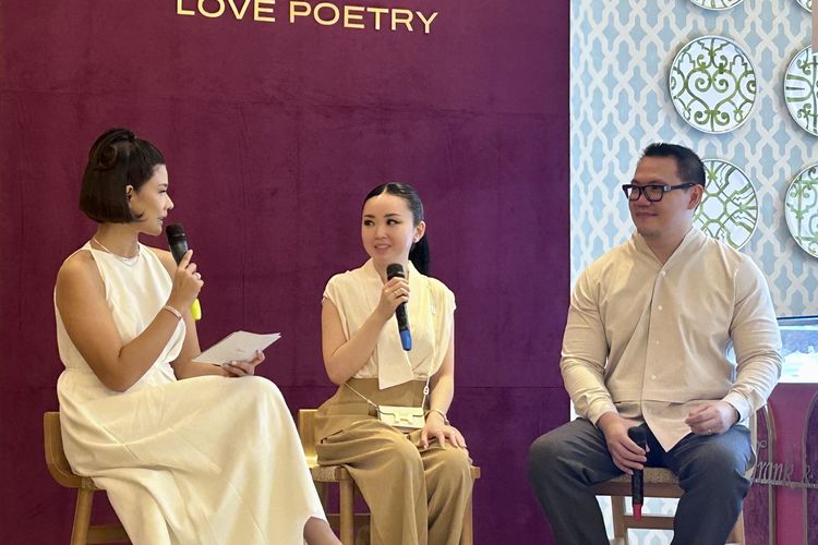 Desainer fesyen Monica Ivena (kiri) san General Manager Frank & co. Rolly Soesanto (kanan) dalam Exclusive Launch of Frank & co. X Monica Ivena: Love Poetry Luxury Collection, di Fairmont Hotel Jakarta Pusat (Tangkapan Layar)