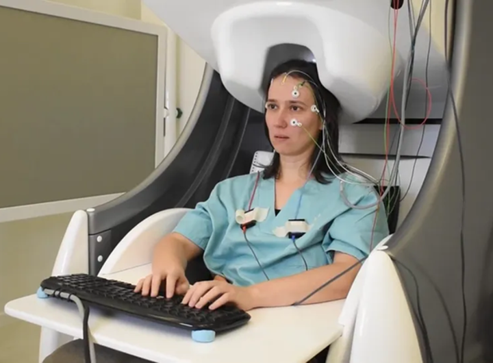 Teknologi yang dikembangkan oleh tim AI dan neurosains Meta ini menggunakan sistem berbasis kecerdasan buatan (AI) bernama Brain2Qwerty. (Sumber : Meta)