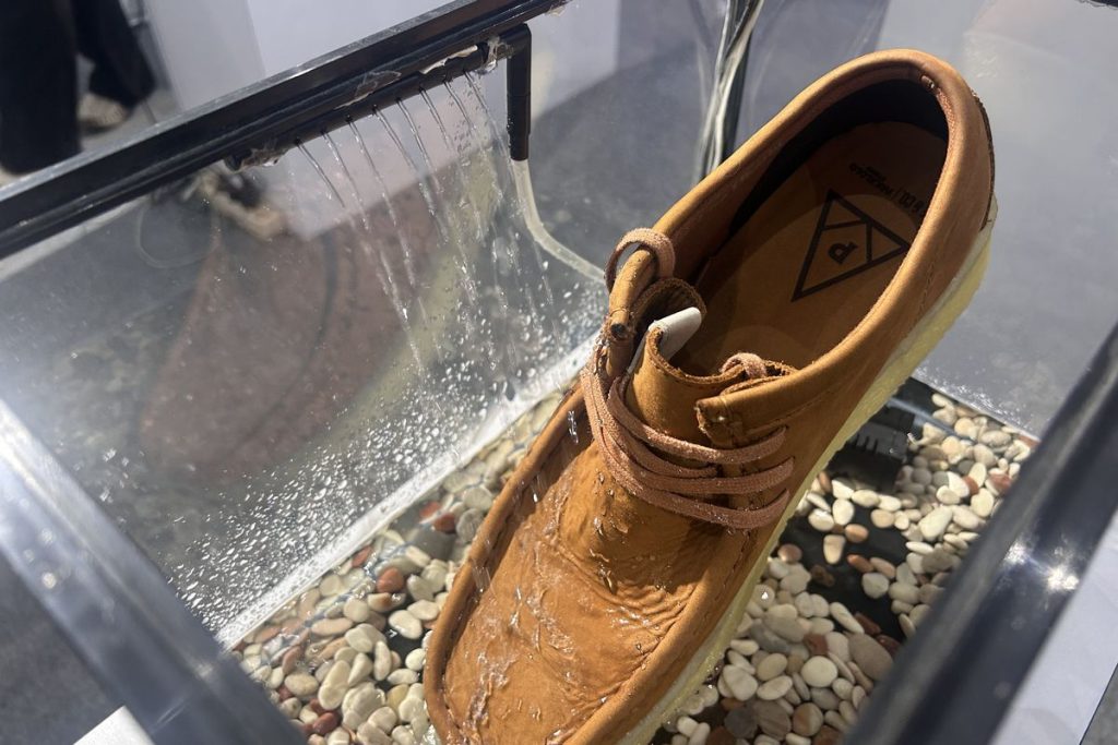 Gambaran sepatu yang tahan air setelah digunakan waterproof spray yang ada di booth Umbre (Tangkapan Layar)