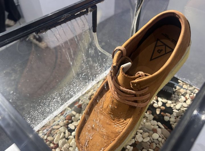 Gambaran sepatu yang tahan air setelah digunakan waterproof spray yang ada di booth Umbre (Tangkapan Layar)