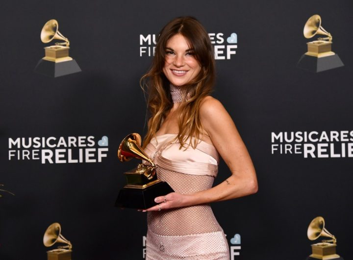 Amy Allen berpose di ruang pers dengan penghargaan sebagai penulis lagu terbaik tahun ini, non-klasik selama Grammy Awards tahunan ke-67 pada hari Minggu, di Los Angeles. (Sumber : Richard Shotwell/Invision via AP)