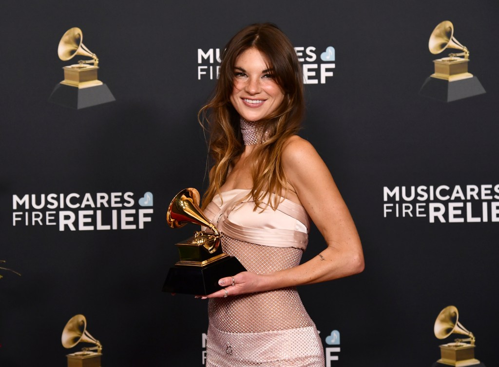Amy Allen berpose di ruang pers dengan penghargaan sebagai penulis lagu terbaik tahun ini, non-klasik selama Grammy Awards tahunan ke-67 pada hari Minggu, di Los Angeles. (Sumber : Richard Shotwell/Invision via AP)