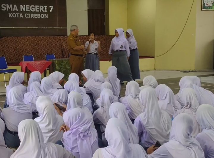 Aksi protes siswa SMAN 7 Cirebon, DPRD berencana memanggil pihak sekolah (Foto : Darfan)