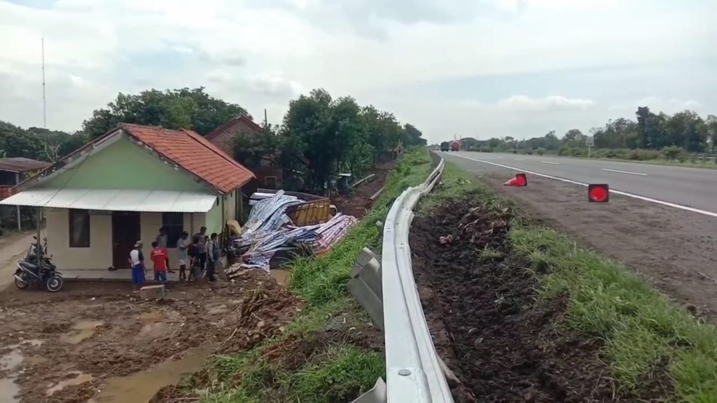 Kecelakaan Tunggal Truk Timpa Rumah Warga (Foto : Darfan)